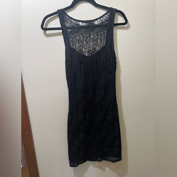 Lace Easel Dress - Picture 3 of 3